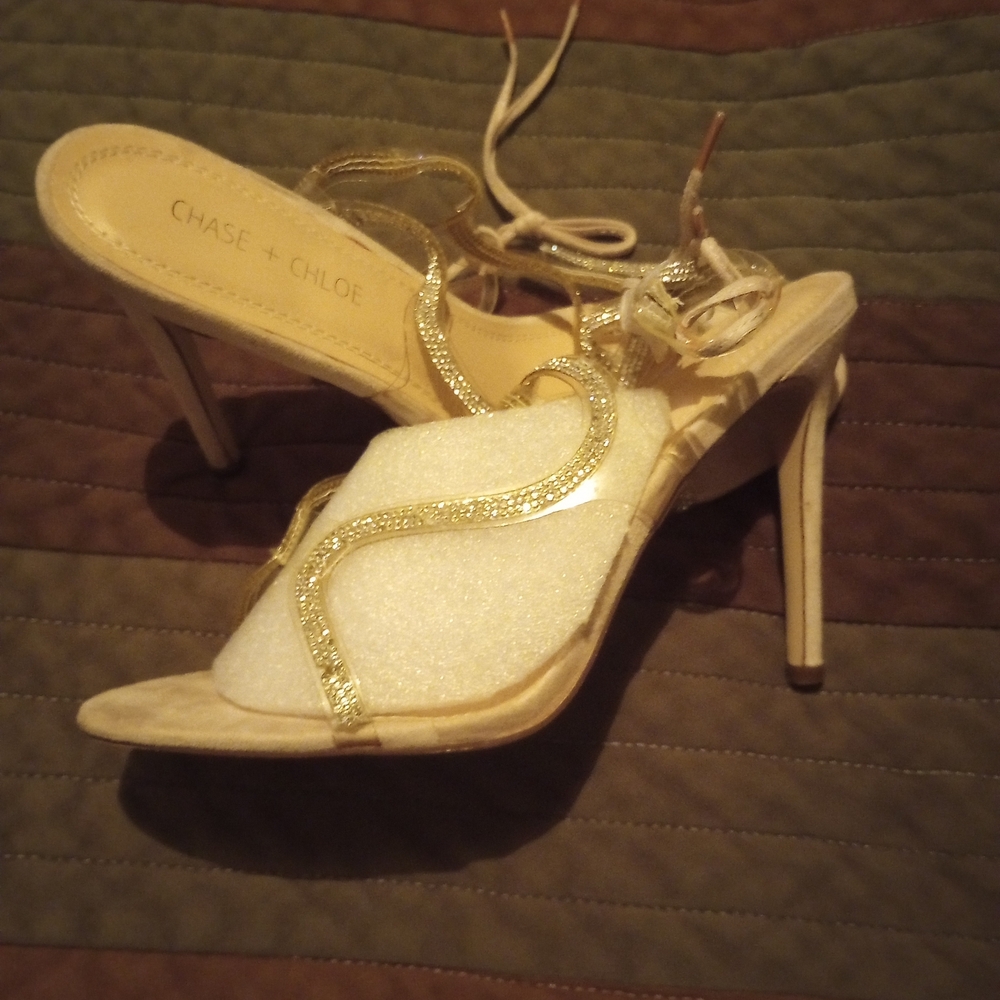 Chase + Chloe Women's Cream and Gold Heels